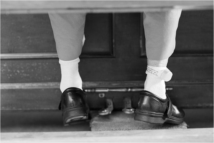 feet at piano