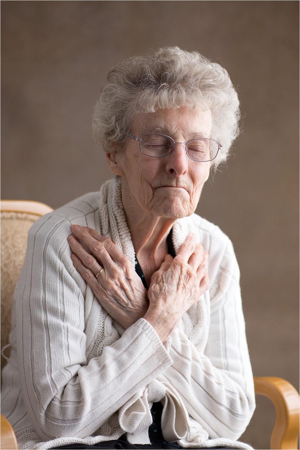 Elderly woman praying (C) Maundy Mitchell